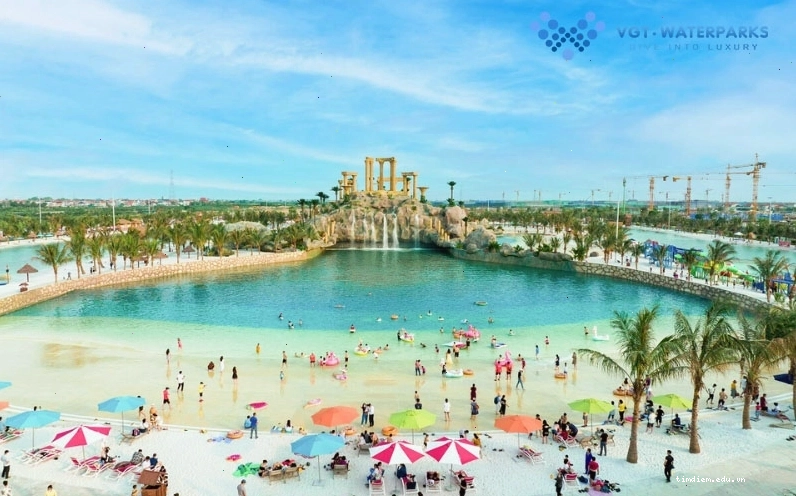 Gia đình vui chơi tại khu vực bể bơi của công viên nước Ocean Park 2