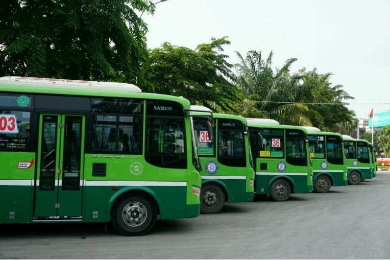 Gia đình vui đùa bên hồ bơi tự nhiên ở Suối Mơ