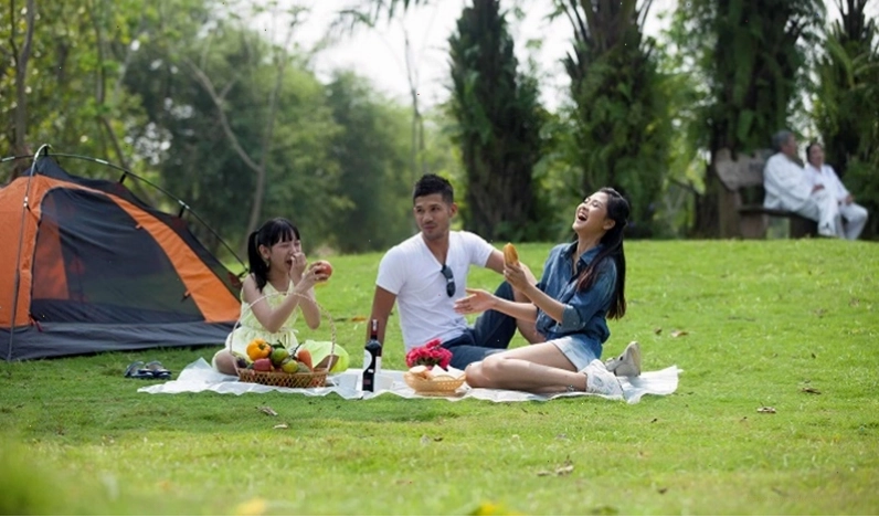Gia đình vui vẻ picnic tại Công viên Tao Đàn