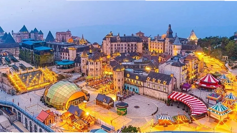 Gia đình vui vẻ tại Mercure Danang French Village Bana Hills