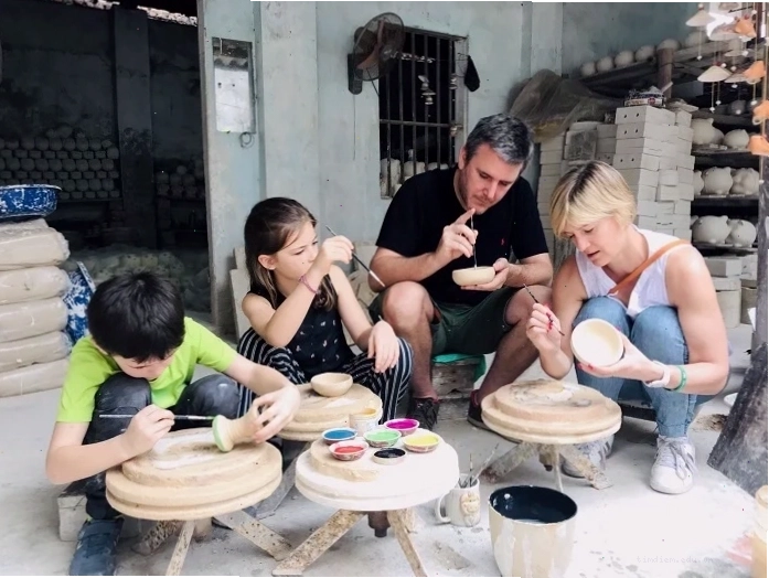 Gian hàng bày bán các sản phẩm gốm sứ đa dạng tại Bát Tràng