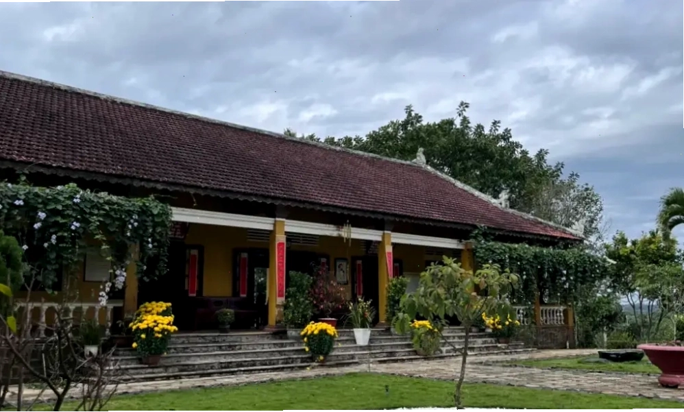 Gian nhà thờ phụ phía sau chính điện tại Tu viện Bát Nhã