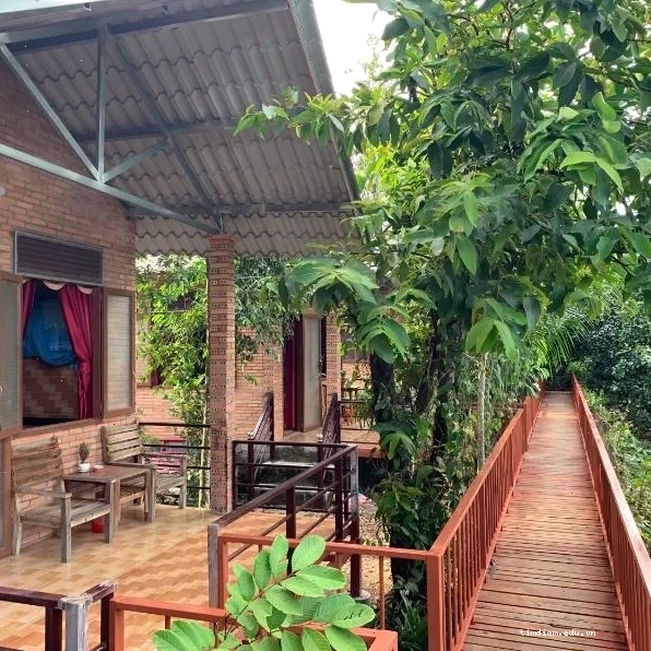 Gibbon Singing Home Stay, Quan Tom với ban công nhìn ra thành phố