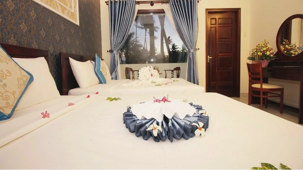 Giường ngủ thoải mái và khu vực bàn làm việc trong phòng nghỉ