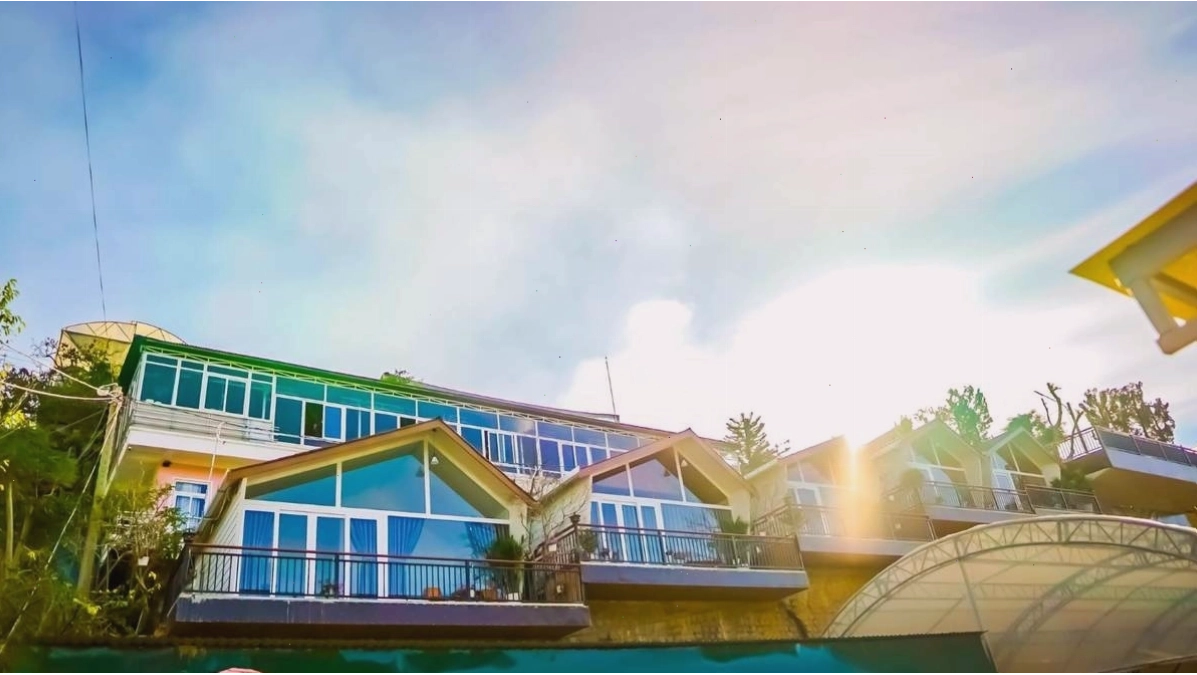 Góc ban công lãng mạn tại Berry Valley Homestay với tầm nhìn ra vườn