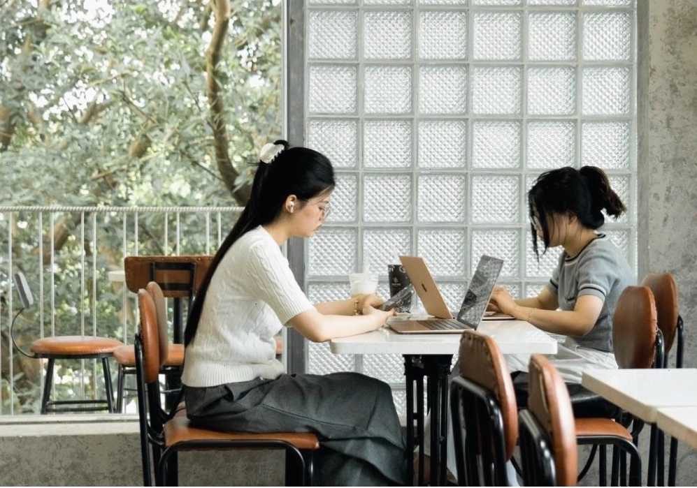 Góc ban công thư giãn tại một quán cafe Láng Hạ