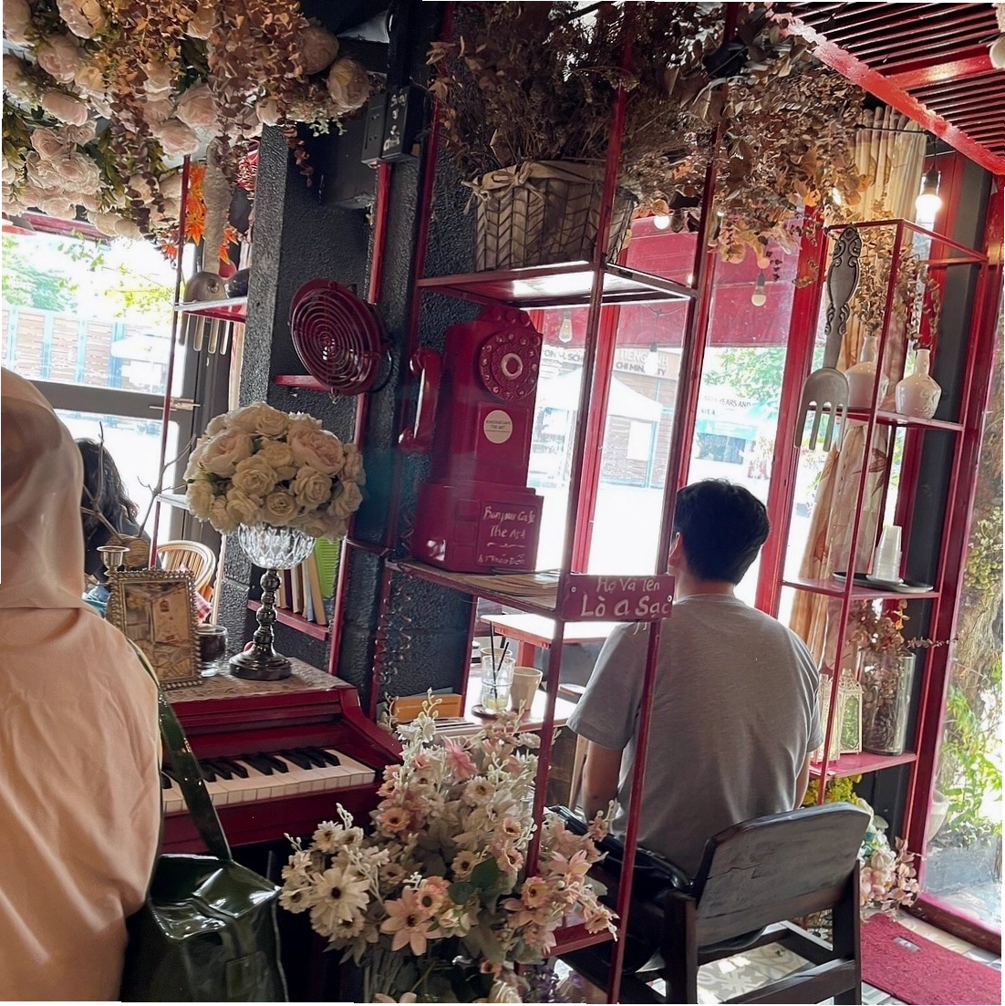 Góc chụp ảnh yêu thích tại Bonjour Cafe