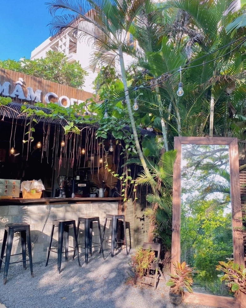 Góc ngồi lãng mạn tại Bonjour Cafe The Art với tầm nhìn ra khu vườn nhỏ