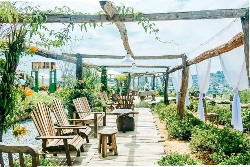 Góc ngồi ngoài trời lãng mạn tại Tiệm cafe Người Thương Ơi