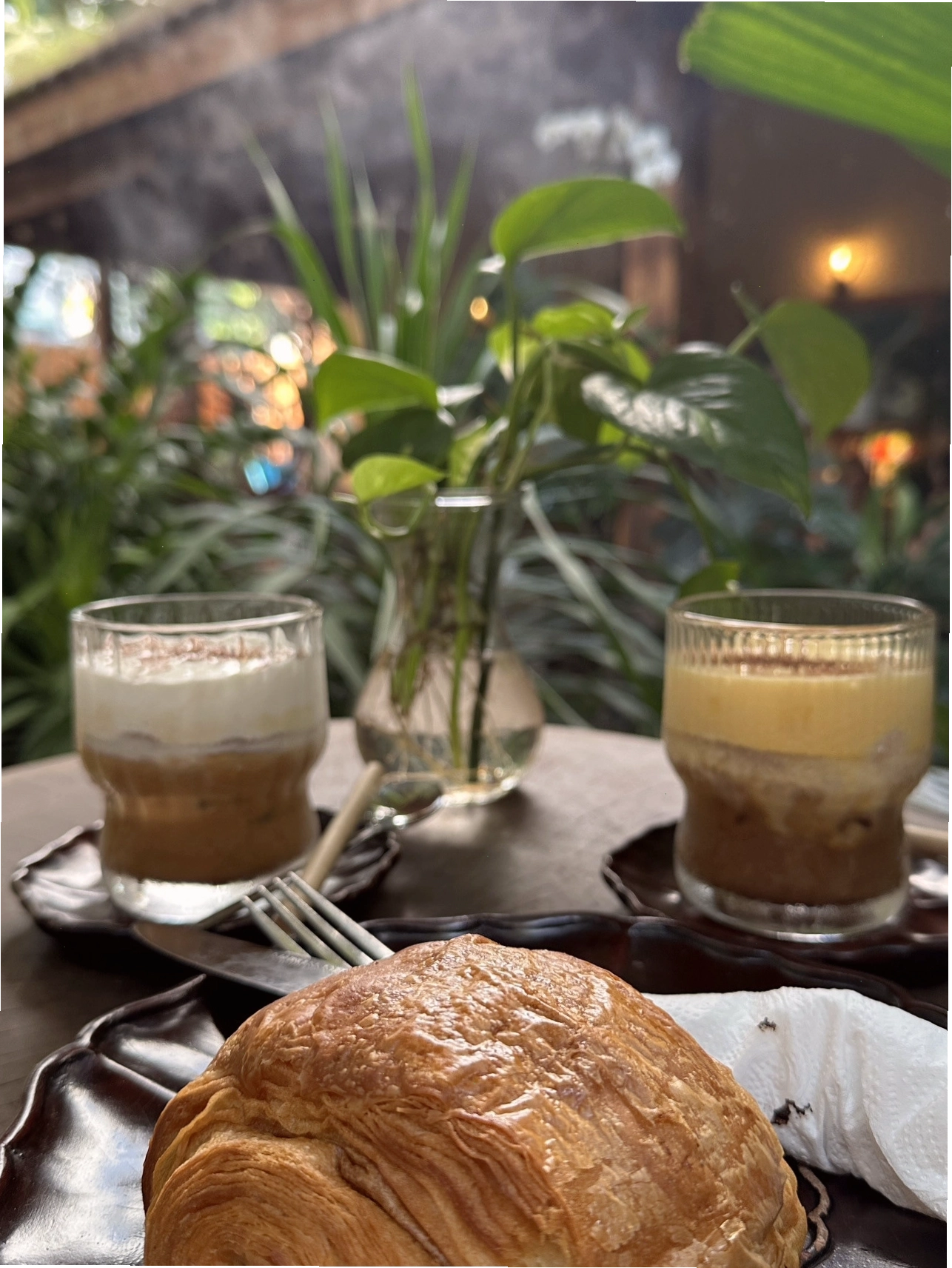 Góc ngồi yên tĩnh tại Cafe Phượng Các, thích hợp làm việc và thư giãn