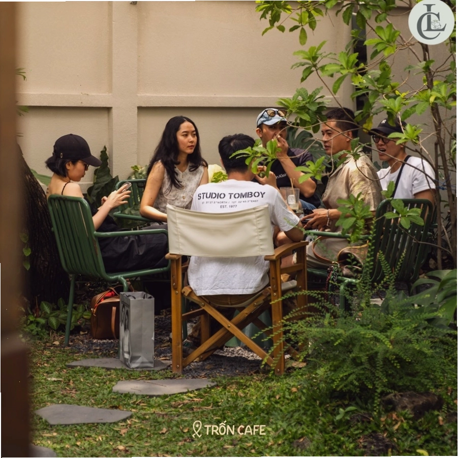 Góc ngồi yên tĩnh tại Trốn Cafe, lý tưởng cho làm việc và đọc sách