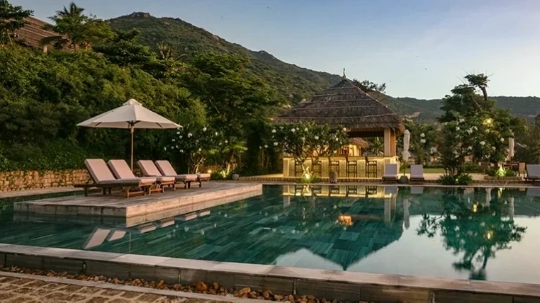 Góc nhìn khác về hồ bơi vô cực tại Crown Retreat Quy Nhơn