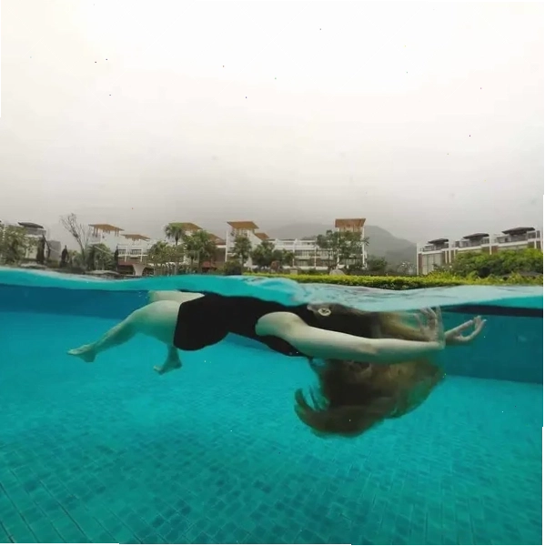 Góc nhìn khác về khu vực bể bơi sang trọng tại resort Angsana Lăng Cô