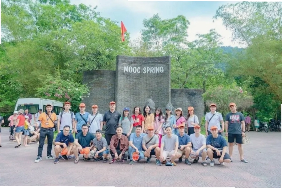 Góc nhìn toàn cảnh Suối Moọc từ trên cao