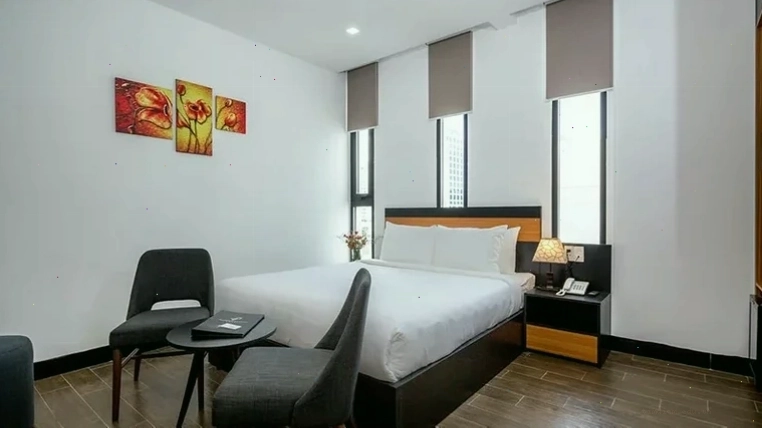 Góc nhìn từ ban công Khách sạn Platinum ra thành phố