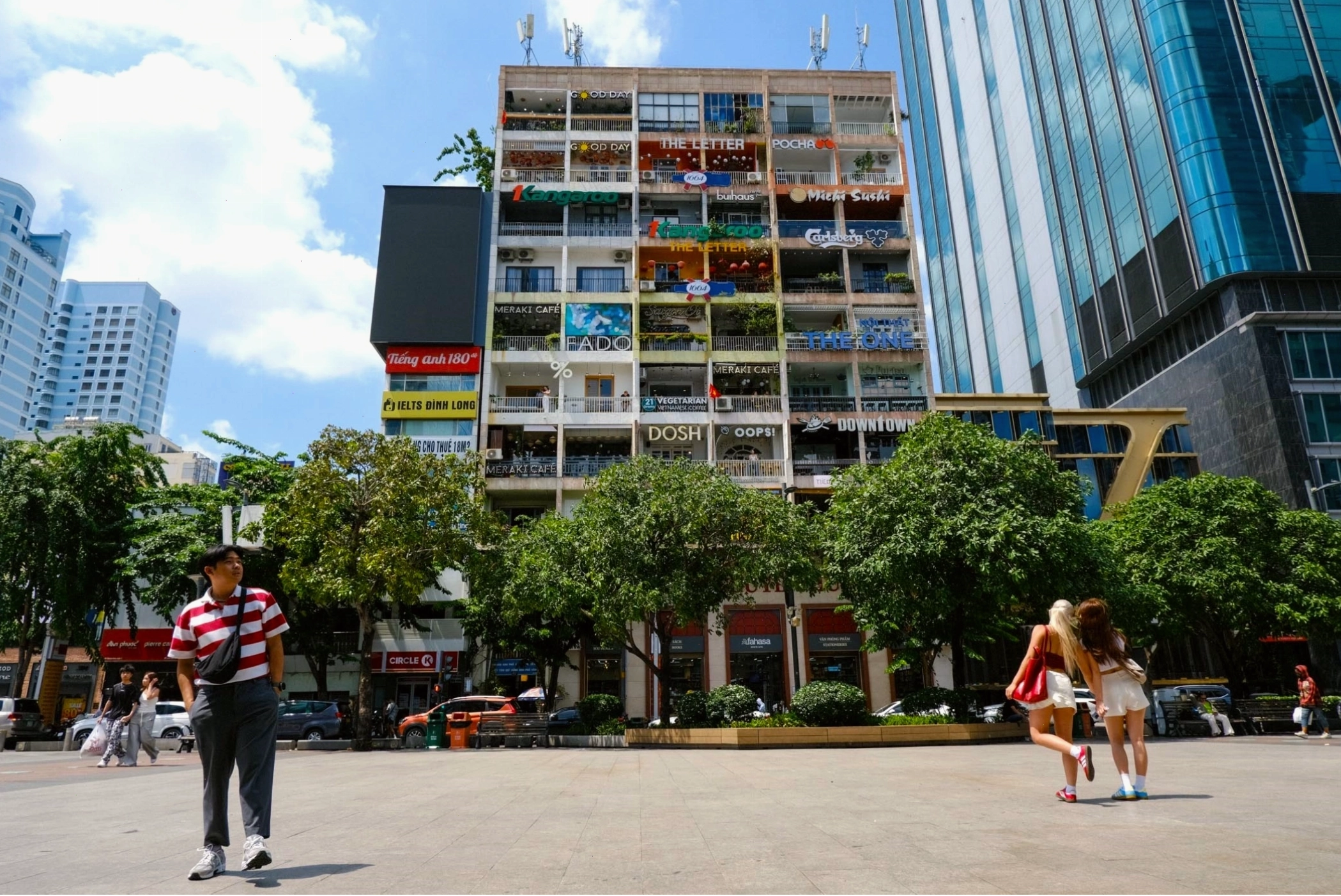 Góc nhìn từ trên cao xuống đường Nguyễn Huệ từ ban công The Cafe Apartment