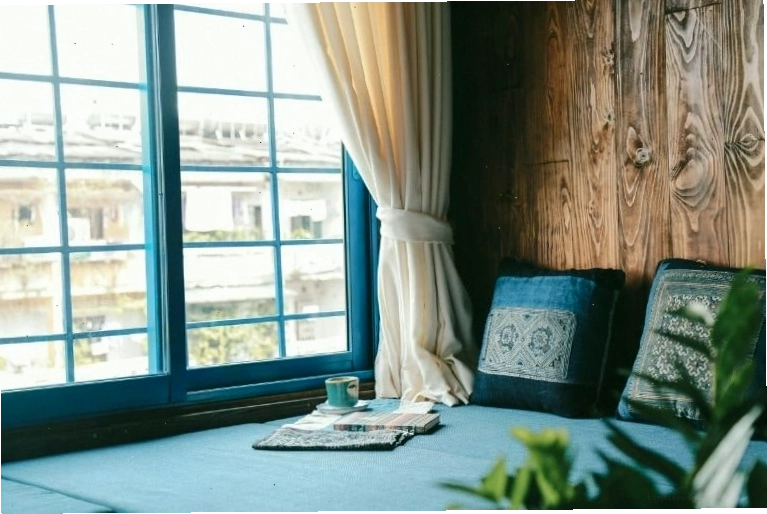Góc phòng tại Rùa'S House H'Mong hướng xuống đường phố Hà Nội