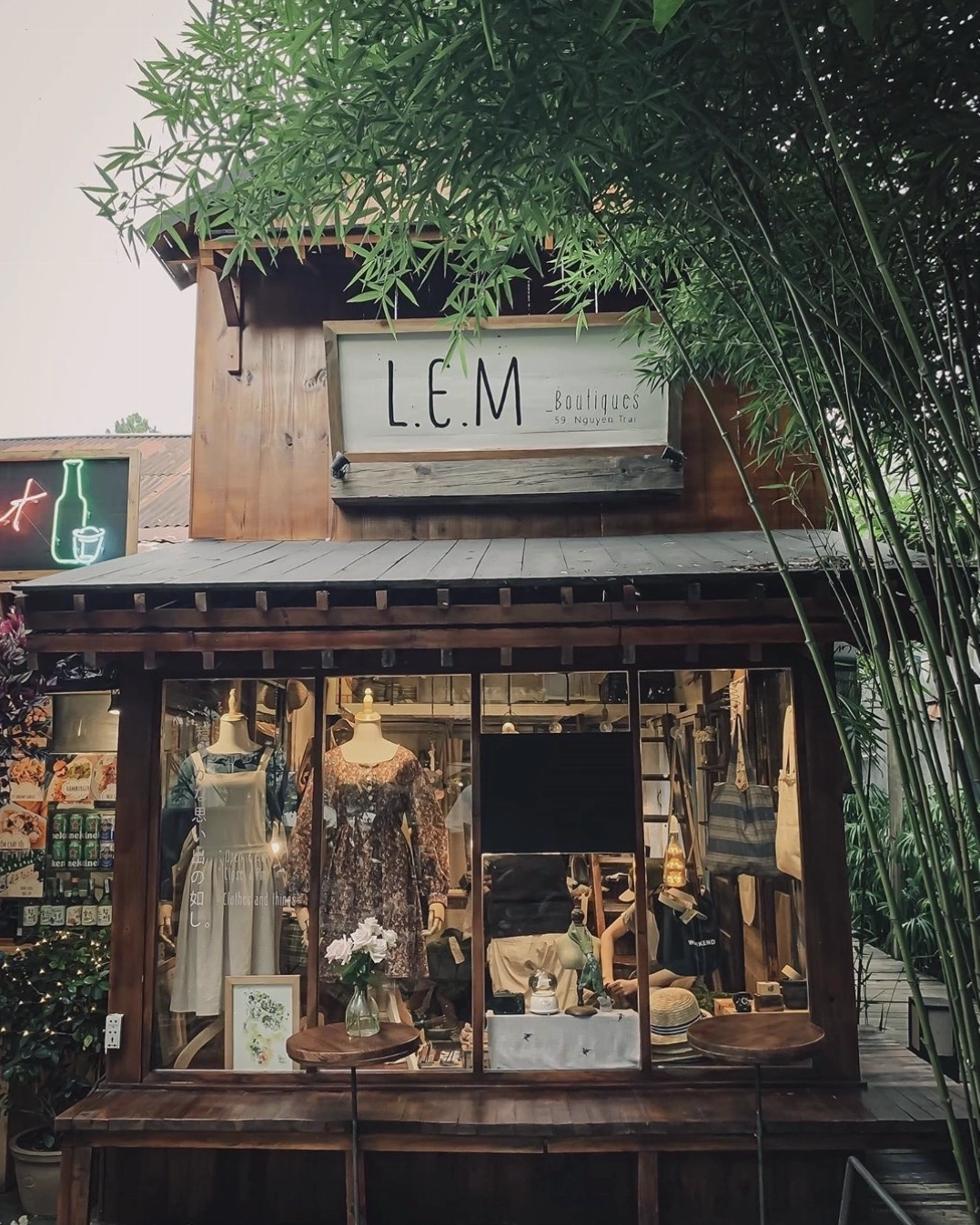 Góc trang trí nghệ thuật với cây xanh và vật dụng vintage