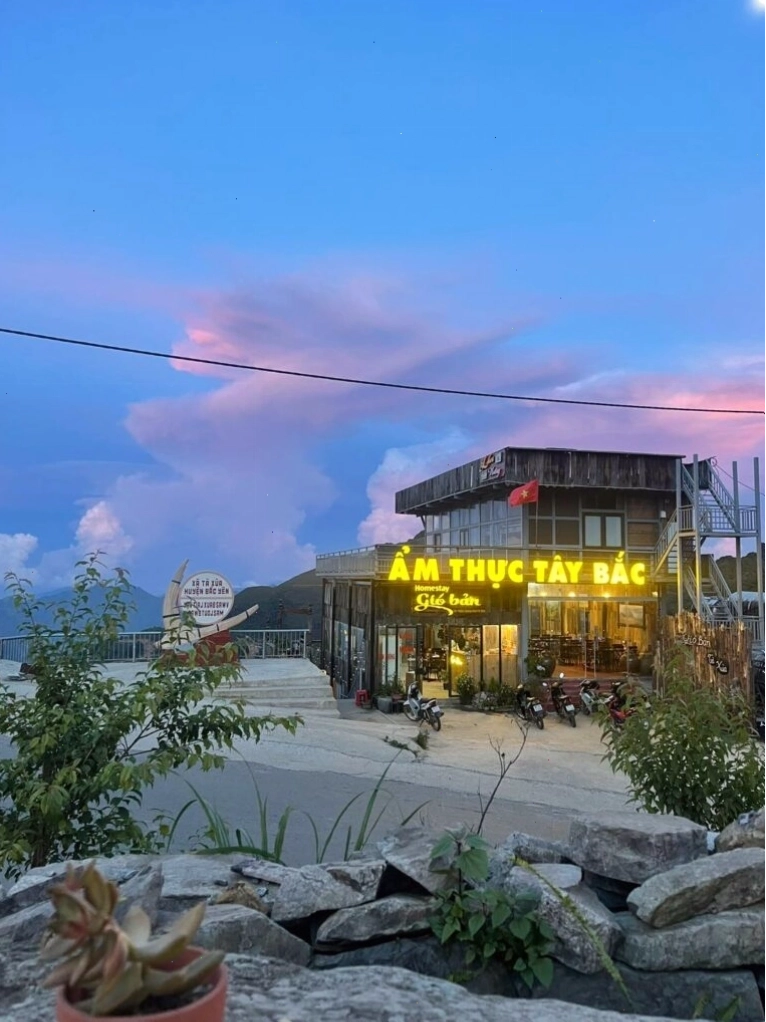 Góc view biển mây hùng vĩ nhìn từ Homestay Gió Bản Tà Xùa