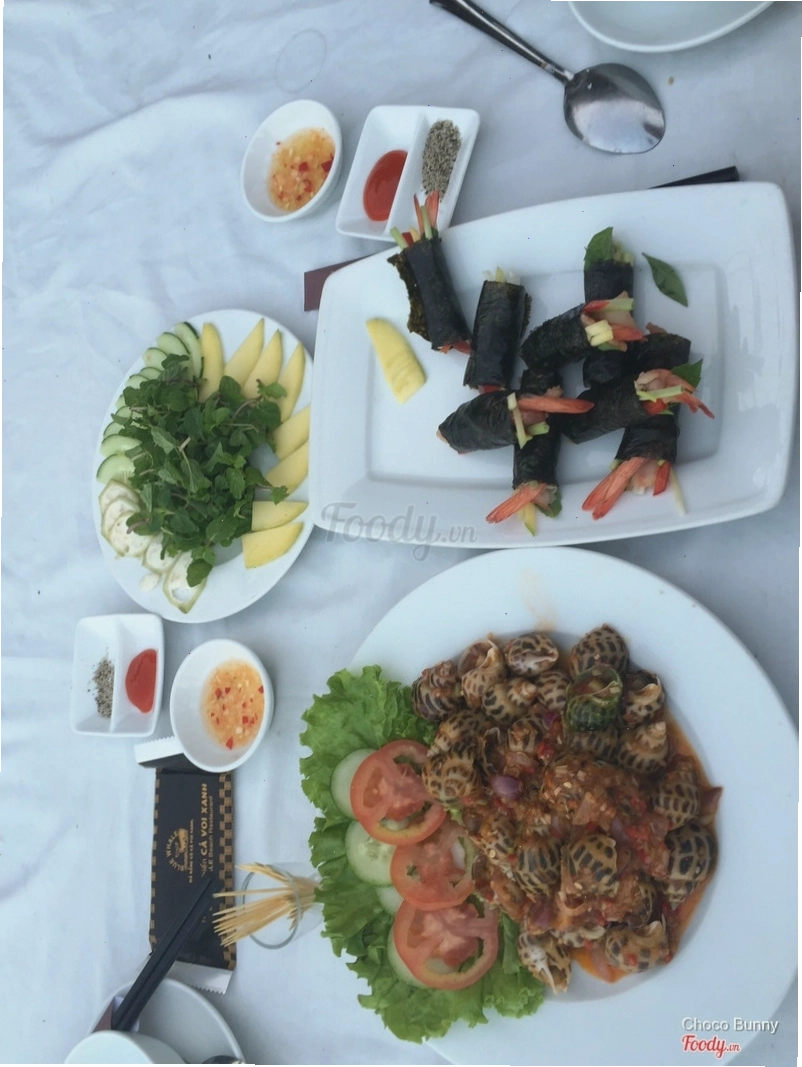 Gỏi tôm cuộn rong biển và ốc hương xào sả ớt