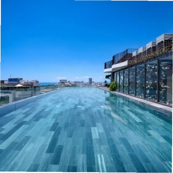 Golden Lotus Grand Da Nang với quầy bar trên tầng thượng