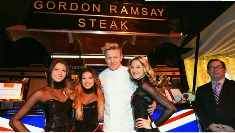 Gordon Ramsay chụp ảnh cùng người mẫu trước nhà hàng Gordon Ramsay Steak ở Las Vegas