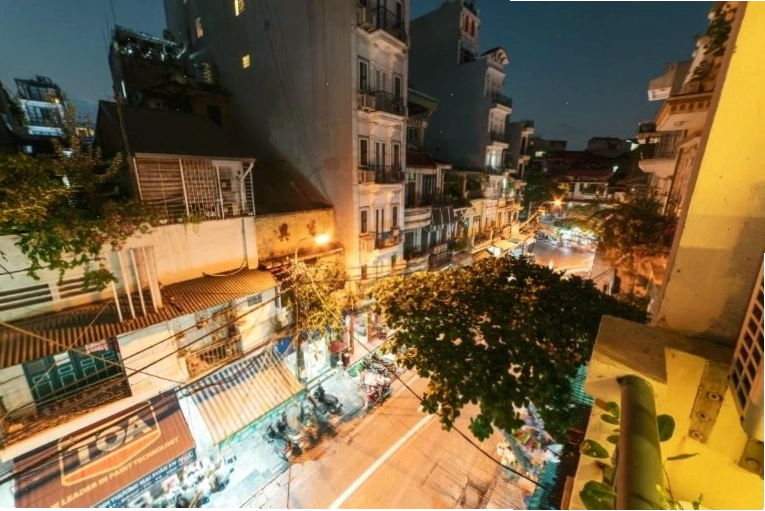 Graffiti House nằm trên phố Hàng Hòm, quận Hoàn Kiếm