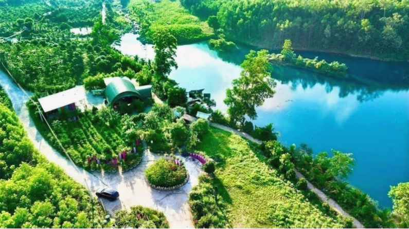 Hai con đường chính dẫn đến khu du lịch Suối Chí