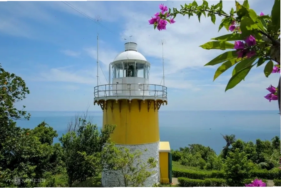 Hải đăng Tiên Sa nhìn ra biển