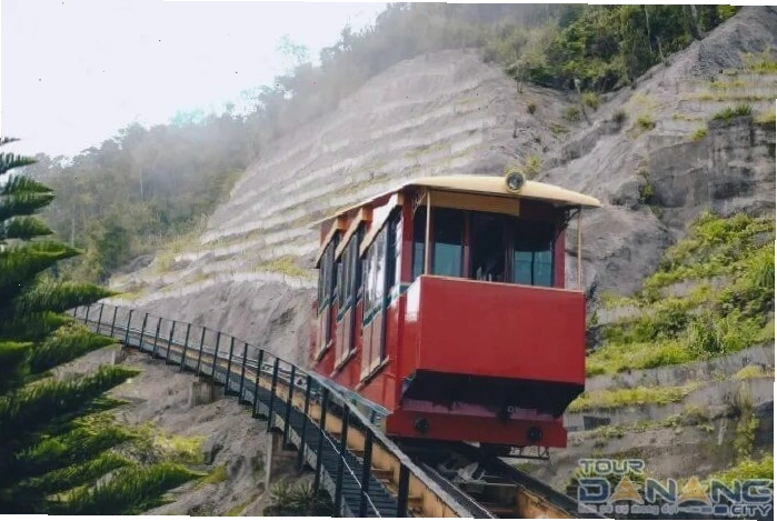 Hai tuyến tàu hỏa leo núi Bà Nà Hills phục vụ nhu cầu tham quan đa dạng