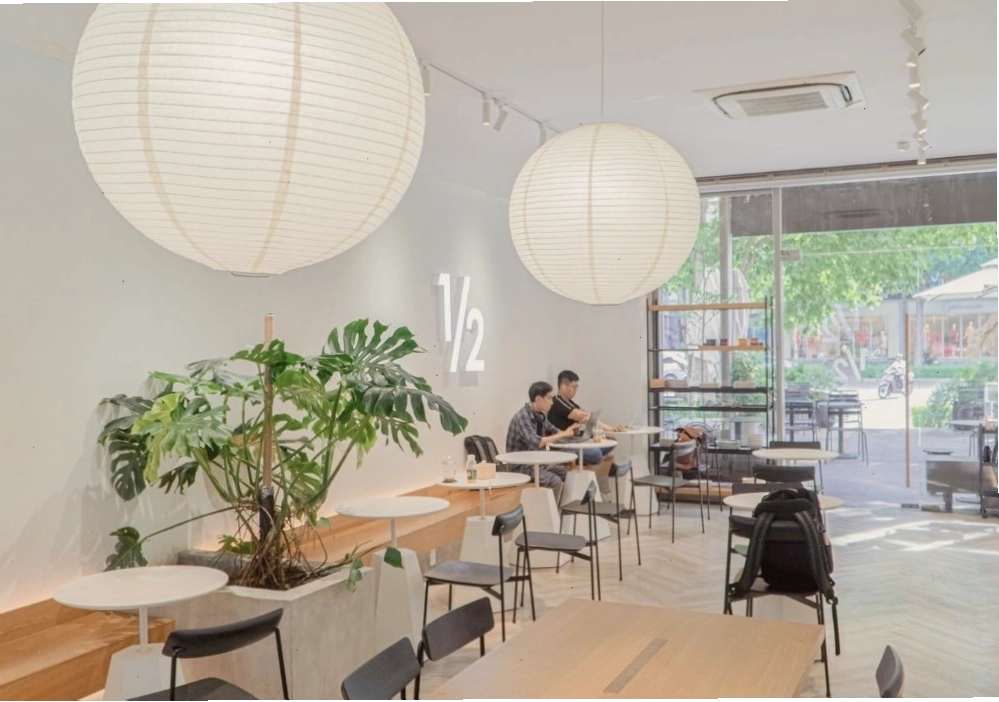 Half and Half với tone chủ đạo là trắng be cho ra những bức hình sang chảnh, thanh lịch