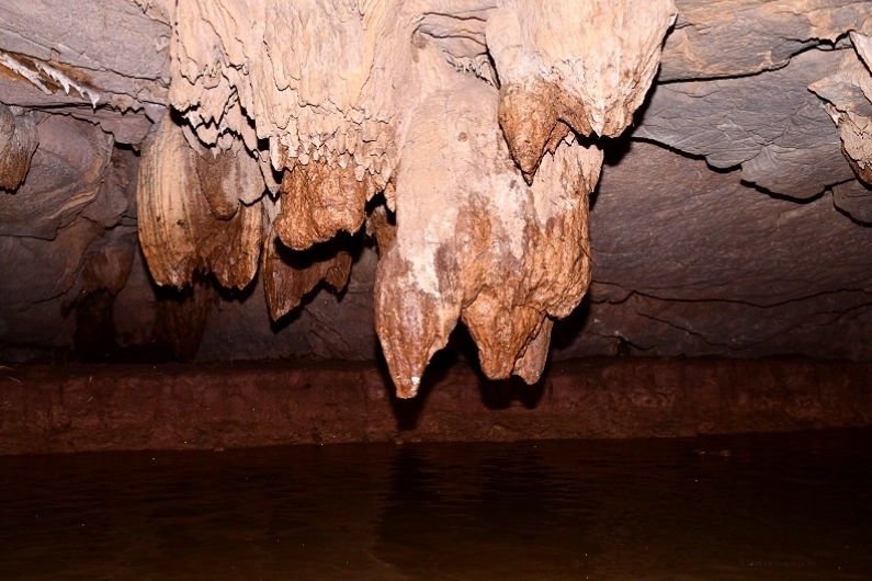 Hang But Thung Nham Ninh Bình với nhũ đá hình ông Bụt