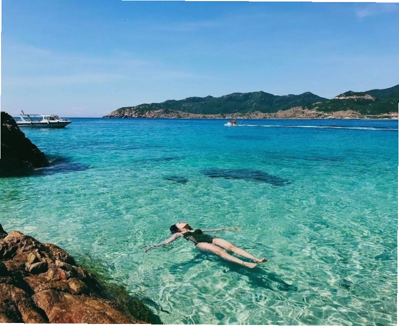 Hang đá nước ngọt tại Bãi Nước Ngọt, Bình Hưng