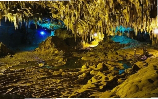 Hang động đá vôi kỳ vĩ tại Pu Sam Sáp Lai Châu