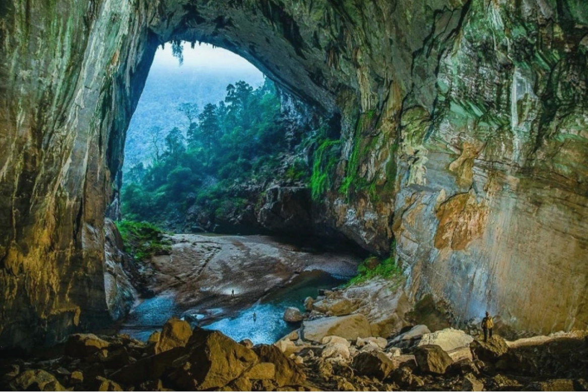 Hang Én với vẻ đẹp hùng vĩ và không gian rộng lớn