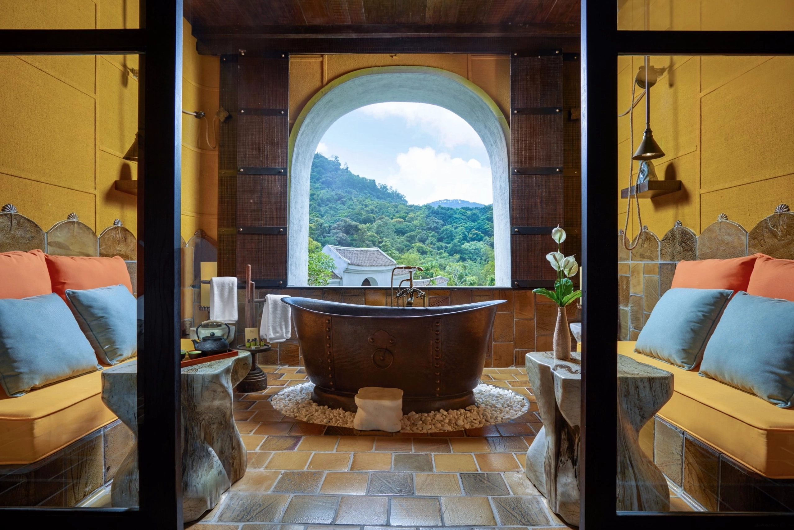 Hạng Junior Suite với tầm nhìn ra hồ bơi tại Legacy Yên Tử