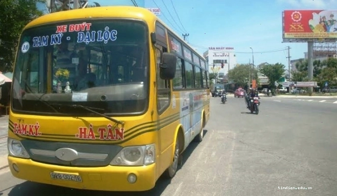 Hành khách lên xe buýt tại trạm dừng ở Quảng Nam