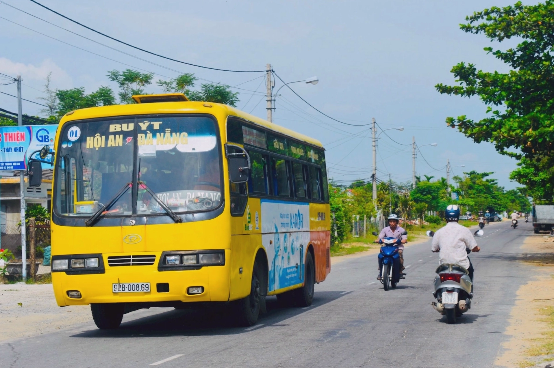 Hành khách ngồi trên xe buýt và ngắm cảnh