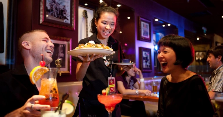 Hard Rock Cafe Hồ Chí Minh: Trải nghiệm âm nhạc và ẩm thực Mỹ giữa lòng Sài Gòn