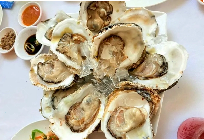 Hàu sống với nhiều loại sốt tại Gành Hào