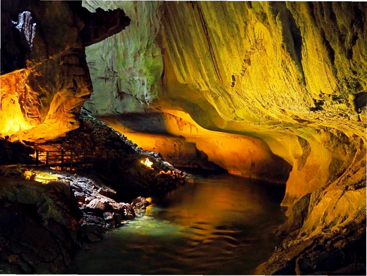 Hệ thống hang động Gunung Mulu ở Malaysia