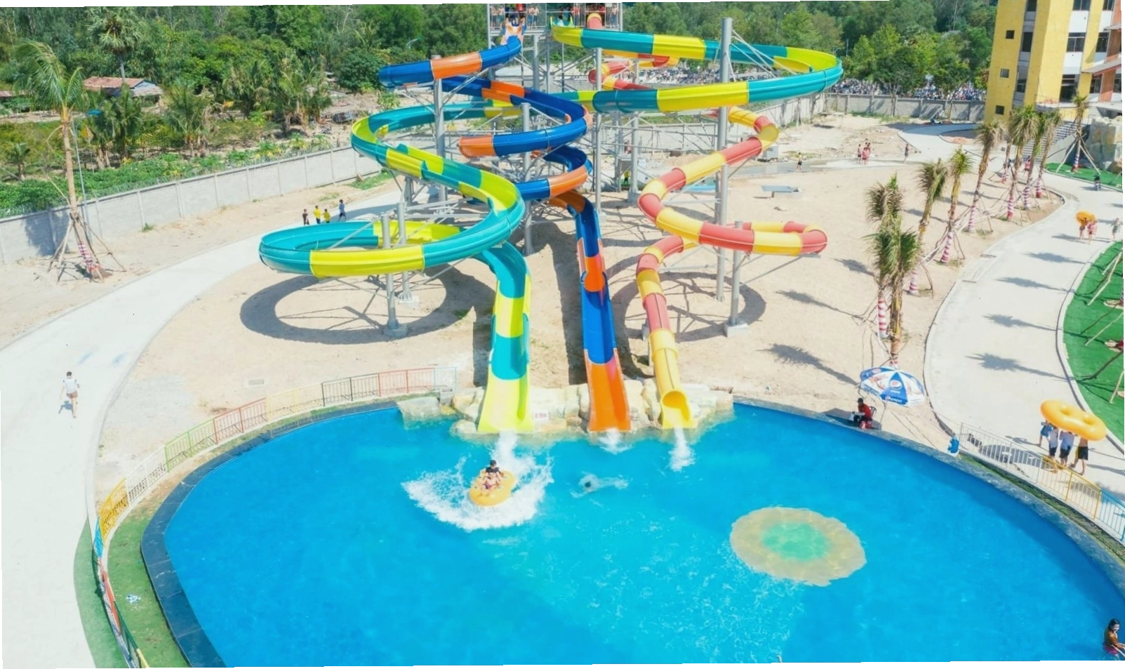 Hệ thống máng trượt tại Thanh Long Waterpark