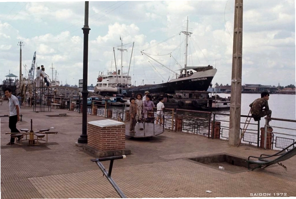 Hình ảnh bến sông Bạch Đằng năm 1972