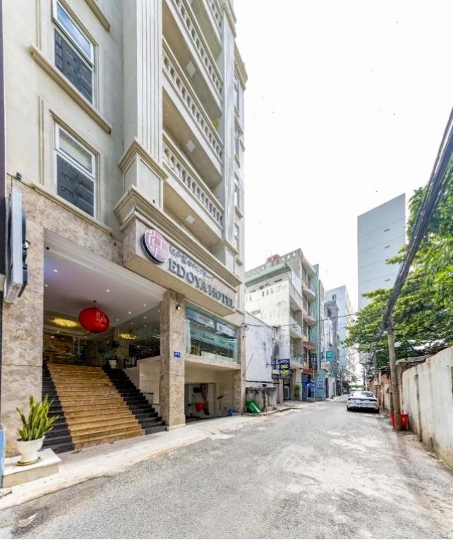 Hình ảnh Khách sạn Tuấn Vinh nhìn từ bên ngoài vào ban ngày