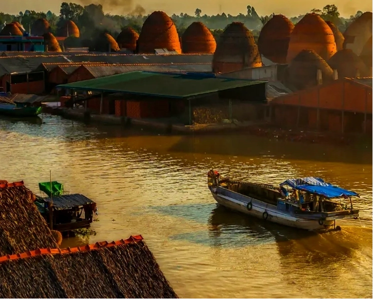 Hình ảnh minh họa những chiếc ghe chở gốm trên kênh Thầy Cai