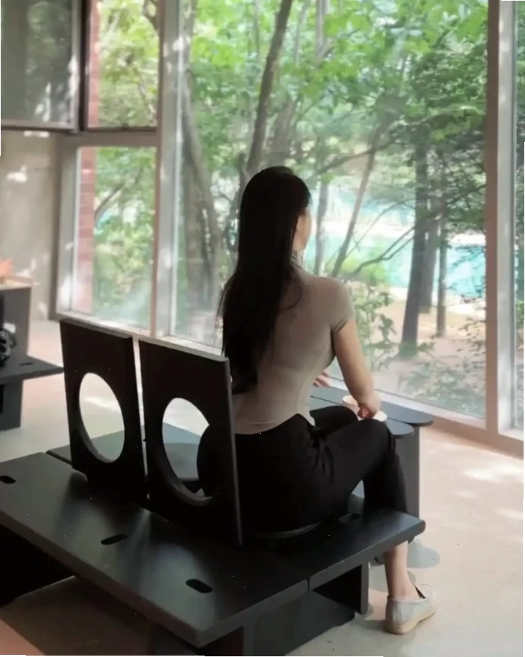 Hình ảnh quán cafe chill đẹp với ánh đèn vàng ấm áp về đêm