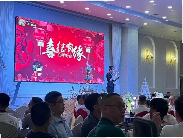 Hình ảnh sân khấu tiệc được trang trí đẹp mắt tại nhà hàng Ái Huê 2