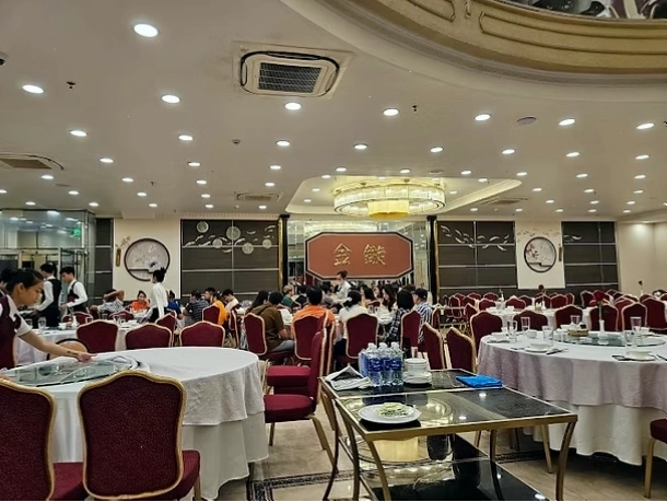 Hình ảnh thực tế nhà hàng Ái Huê 2 với không gian rộng rãi, thoáng đãng