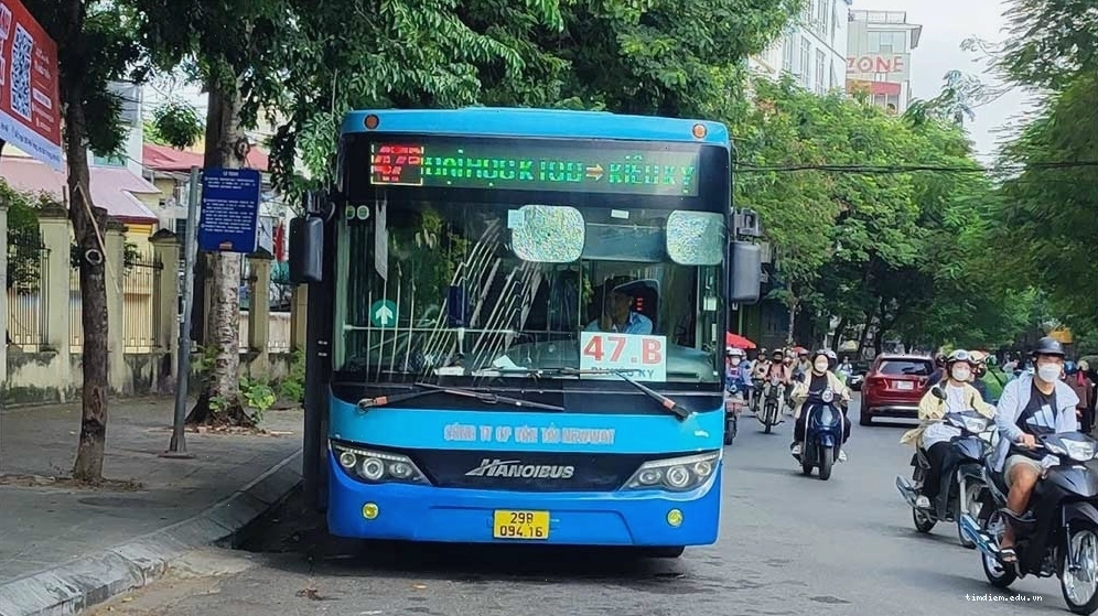 Hình ảnh xe bus dừng gần công viên hoa hồng Rose Park