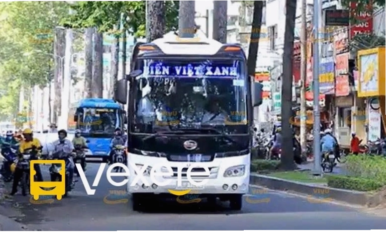 Hình ảnh xe khách Biển Việt Xanh trên đường
